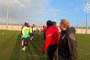 塞梅尼奥来到加纳国家队报到,队友们拍打仪式祝贺他夺冠