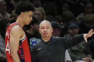 桑德斯谈卢指导半场讲话:有时需要安排轮休 但仍要保持职业精神