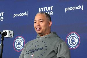 卢谈大胜雄鹿33分:别得意忘形 这对我们是一个很美好的夜晚