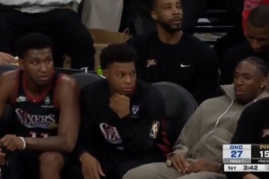 我们怎么失去他的？麦凯恩飚中三分 马克西在板凳席一脸生无可恋