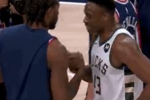 叽里呱啦说啥呢？字母哥哥赛后与伦纳德握手密语