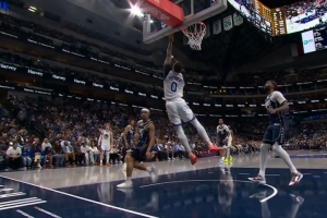 行云流水！梅尔顿送吊传 小佩顿反跑接球顺势起飞打中还要加罚