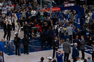 愿早日康复!穆迪重伤离场 独行侠勇士比赛被迫长时间中断