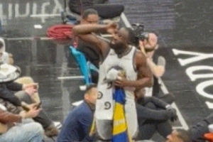 眯眼看冠军旗帜嘲讽老鹰球迷!追梦:他们闭嘴了 很难再冲我叫了