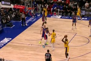 开和!詹姆斯空位三分+三分线起步上篮连得五分打破个人得分荒