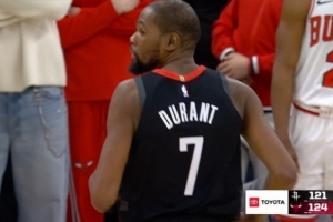 艰难续命！申京助攻杜兰特三分命中 自己也拿到三双