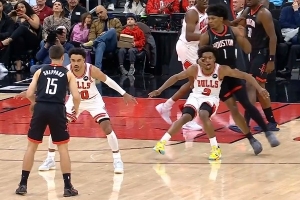 打急了!阿门跑位时击中塞克斯顿面部 被吹一级恶意犯规