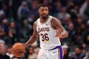 里夫斯:斯玛特是我们重要的粘合剂 他会防守对手最好的球员