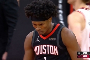 搞什么呢?小史密斯空位三分球不中&阿门快攻踩线失误