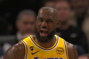 人到球到！詹姆斯快速直塞 东契奇反跑篮下接球轻松上空篮！