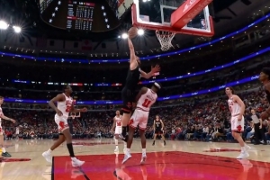 这球很坚决！申京转身过人直杀篮下 起飞单臂隔扣米勒打进加罚