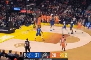 泰山压顶!米切尔送抛传 托布起飞力压贝恩双手空接隔扣