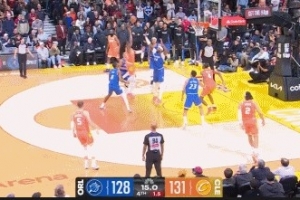 一锤定音!多诺万·米切尔高难度抛投得手 率队获得5分优势