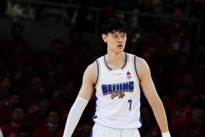 媒体人:雷蒙因伤休息一周 曾凡博还是膝盖的问题&近期不会打