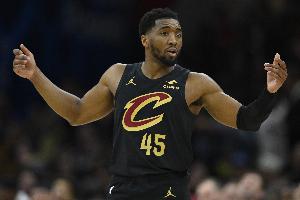 米切尔:赛季初我们在尝试不同防守 相信最后阶段能提升