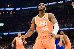 米切尔:对提升防守很有信心 我们这17人责无旁贷