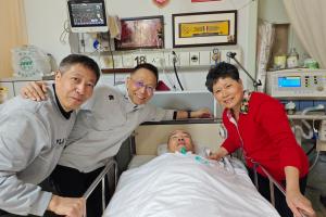 点赞!詹俊探望患病利物浦球迷:只要都保持健康,好日子就在前面