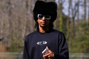 全身约2530欧!24岁奥利塞另类穿搭米奇皮草帽+银墨镜…引领潮流