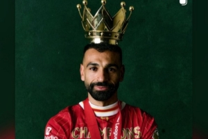 范戴克社媒转发照片致敬萨拉赫:传奇!