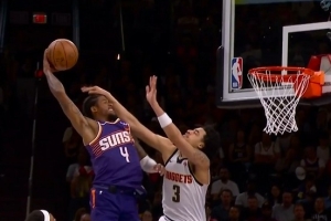 可惜!杰伦·格林腾空暴起 战斧隔扣斯特劳瑟被犯规破坏