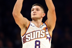 替补火力!格雷森·阿伦19投8中&三分12中5 得到21分5板3助1断