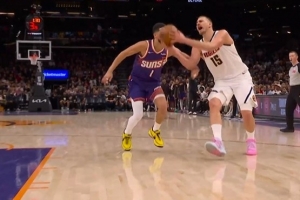 驾轻就熟！约基奇持球强攻 对抗防守骗到犯规两罚中一