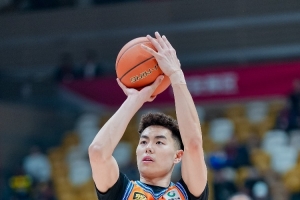 替补齐发力!李添荣三分9中6砍18分 偰李永炜8中7贡献17分3板4助