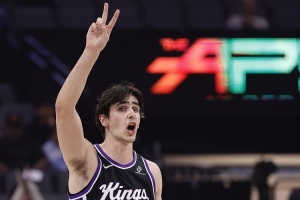 文班同胞!42号秀雷诺最近4场场均25分7.5板1.8助 三分命中率50%