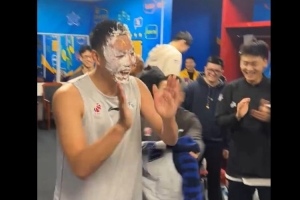 保留节目！北京队赛后为翟晓川庆生 无悬念被摁头吃蛋糕了