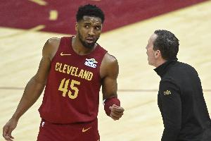 教练说这种防守季后赛走不远?米切尔:没错 我们需要解决这个问题