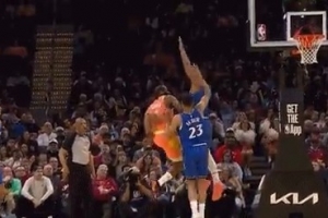 神鬼莫测!哈登突破吸引防守 写意背传助攻斯特鲁斯三分命中