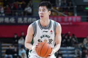 直播吧:郭昊文崴脚后穿上保护靴 好在骨头无碍