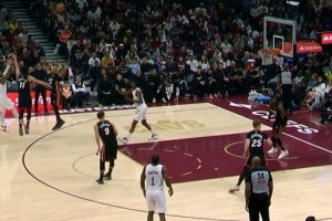 力挽狂澜!多诺万·米切尔连续三分命中扳平比分 单节独得13分