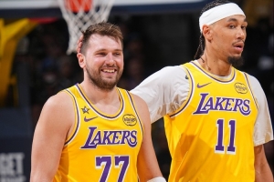 21分10板!雷迪克:队友都知道海斯挡拆顺下的威胁 都会给他传球