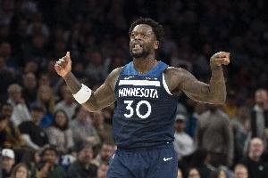 很强硬!兰德尔篮下强打小史密斯抛投反超火箭1分