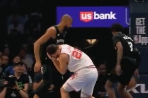 看着挺疼!戈贝尔击中申京面部 被吹进攻犯规&没有升级