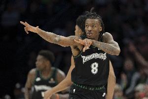 招牌起飞庆祝动作!海兰德自信超远三分 一炮轰停火箭!