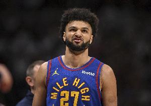 遇神杀神！贾马尔·穆雷中路突击挑篮得手 已砍45分打停独行侠