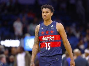 内线很有活力！朱利安·里斯半场9中8砍18分10板两双 抢3前场板