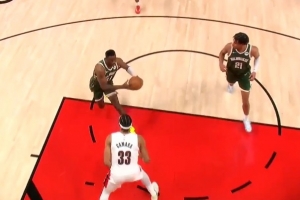 花里胡哨的还!字母哥哥推反击虚晃后真传 乌斯曼·吉昂扣空篮!