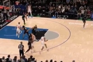 这谁扛得住啊!兰德尔追防直接撞翻挡拆的申京 被追加一级恶犯