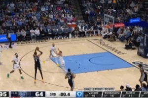 分毫不差!文班亚马跟进接球命中第三节压哨三分球 球进灯亮