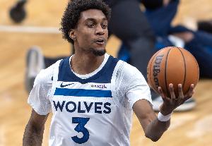 最后时刻伤退!麦克丹尼尔斯17中10拿到25分2断2帽 三分4中3