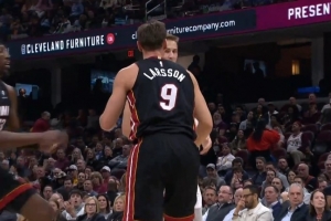 有点火气！梅里尔抢篮板犯规 拉松摔倒起身后不爽互喷了几句