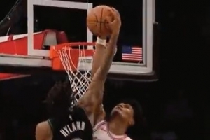 干干净净!阿门篮下补防直接迎面大帽海兰德扣篮