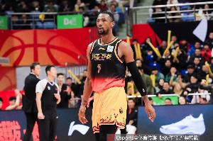 内外开花！贾尔斯半场11中6砍下17分9板 三分4中3