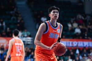 拼到5犯！邹阳11中7拿到18分9板 首节独得10分