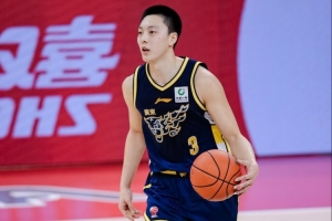 媒体人:徐杰和胡明轩的球权多了 广东输球是实力不够但拼劲可以