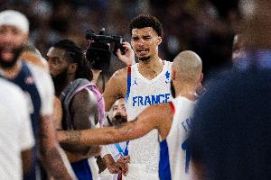 韦德：20岁输给詹杜库拿银牌该很开心 但文班很不爽 他绝对值得粉