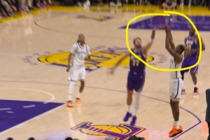 很值！东契奇被吹三分犯规请求挑战 湖人挑战成功取消犯规改争球